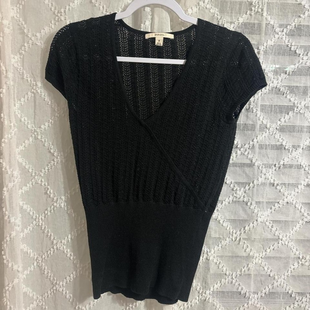 Sheer crochet V‎ neck short sleeved top women's size Medium